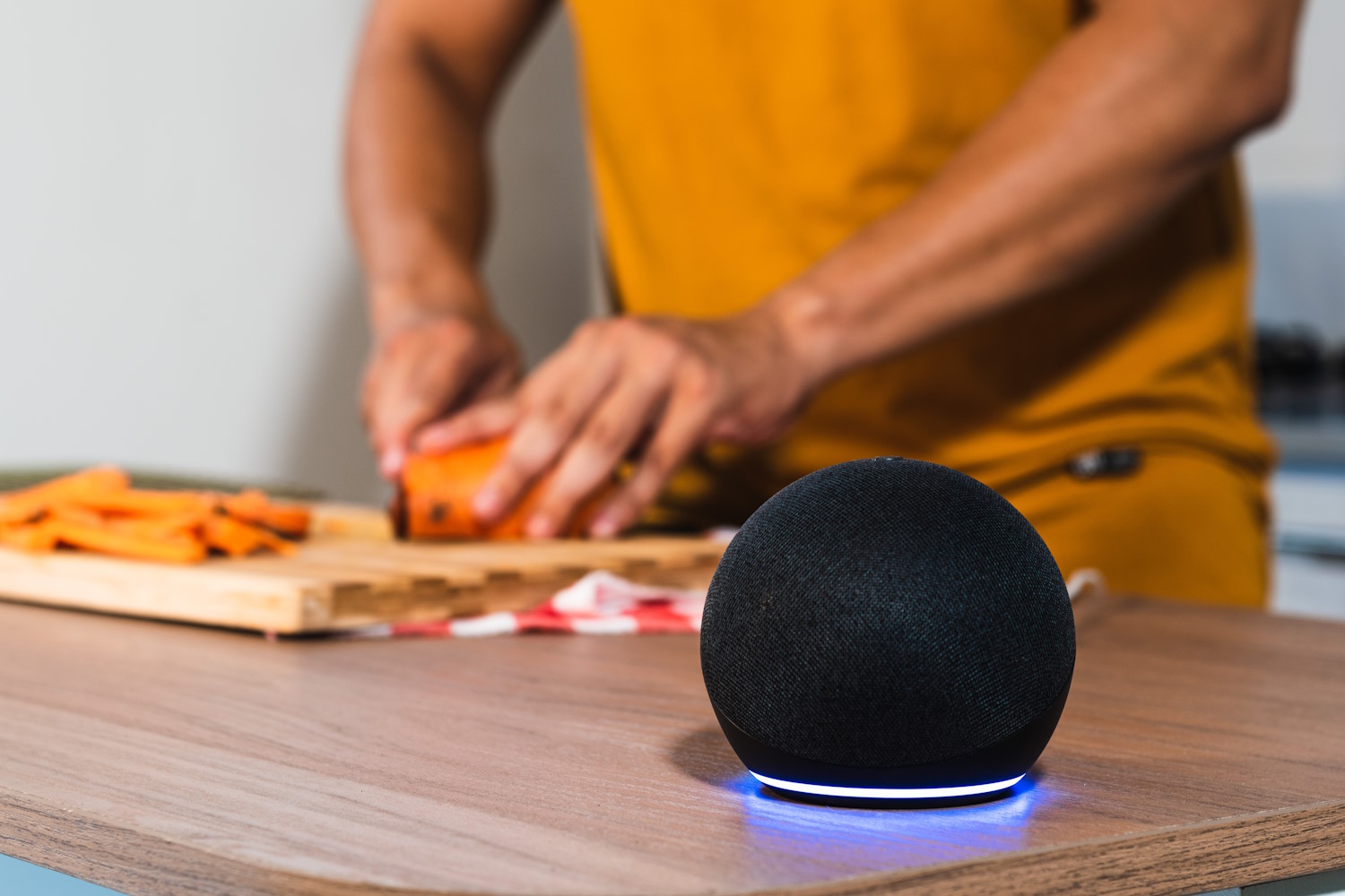 Hombre cocina con un asistente virtual